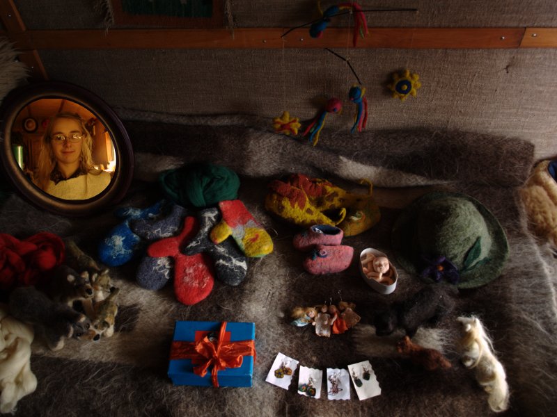 Sklep w którym znajdziesz wyroby rękodzieła artystycznego: filcowe kapelusze, buciki dziecięce, rękawiczki węlniane, filcowe kapcie, biżuterię, kolczyki, naszyjniki i aniołki. Oferujemy też ręcznie wykonane pamiątki oraz oryginalne filcowe figurki dzikich zwierząt (wilki, niedźwiedzie i koniki). Można kupić koralikowe zwierzątka i kolczyki z koralików a także biżuterię z modeliny. Zawsze znajdziesz u nas pomysł na prezent w promocyjnej cenie.